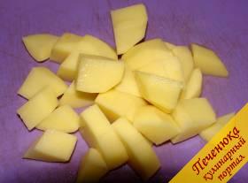 4) Картофель почистить, нарезать кубиками покрупнее. 