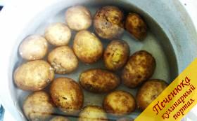 1) Для окрошки картофель желательно варить в мундире - больше вкусовых свойств сохраняется в овоще. Почистить картофель после варки несложно, если сразу после слива кипятка залить картофель холодной водой. Чуть картофель постоит в холодной воде, и сразу его надо почистить. 
