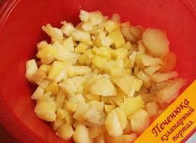 2) Готовить окрошку будем по порядку, поэтому для нарезки овощей надо взять большую миску. Нарезать картофель небольшими кубиками, но не солить!