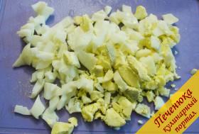 4) Сваренные вкрутую яйца чистим, измельчаем ножом или режем на кубики (в зависимости от вашего желания и вкусов). Нарезали овощи и ссыпаем их в миску к картофелю.