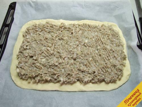 5) Выложить на тесто рыбно-рисовую начинку и распределить ее ровным слоем по всему пласту, оставляя по краям 1-1,5 см.
